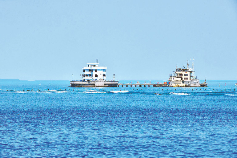 Toàn cảnh đảo Đá Đông A bình yên giữa mênh mông sóng nước.