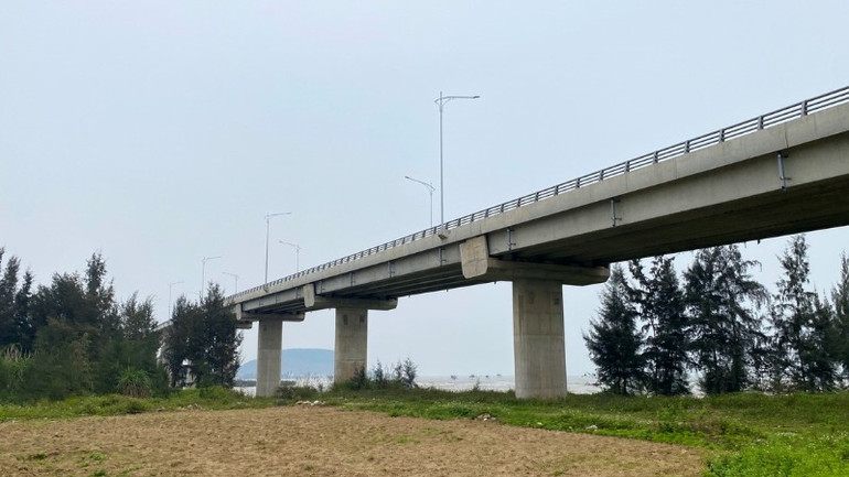 Toàn dự án có 8 cầu, trong đó có 5 cầu lớn và 3 cầu nhỏ. (Ảnh: NGỌC TÚ)