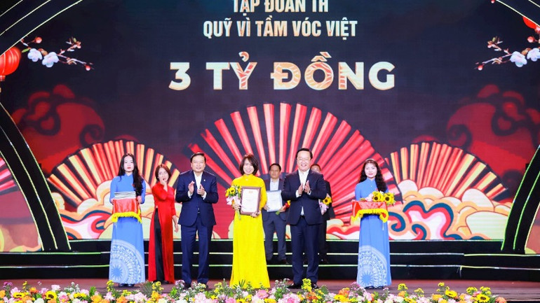 Đồng chí Nguyễn Đức Trung, Bí thư Tỉnh ủy Nghệ An và đồng chí Lê Hồng Vinh, Chủ tịch Ủy ban nhân dân tỉnh Nghệ An tiếp nhận ủng hộ và trao Giấy chứng nhận tấm lòng nhân ái vì cộng đồng, tặng hoa tri ân cho các đơn vị ủng hộ chương trình.