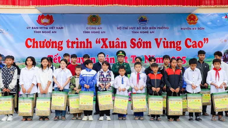 Phó Chủ tịch Ủy ban nhân dân tỉnh Nghệ An Bùi Đình Long và Đại tá Nguyễn Công Lực, Chỉ huy trưởng Bộ Chỉ huy Bộ đội Biên phòng tỉnh Nghệ An trao quà cho các em học sinh.