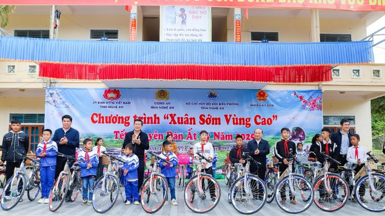 Lãnh đạo các sở, ngành tỉnh Nghệ An trao xe đạp cho các học sinh có hoàn cảnh khó khăn, vươn lên học tốt.