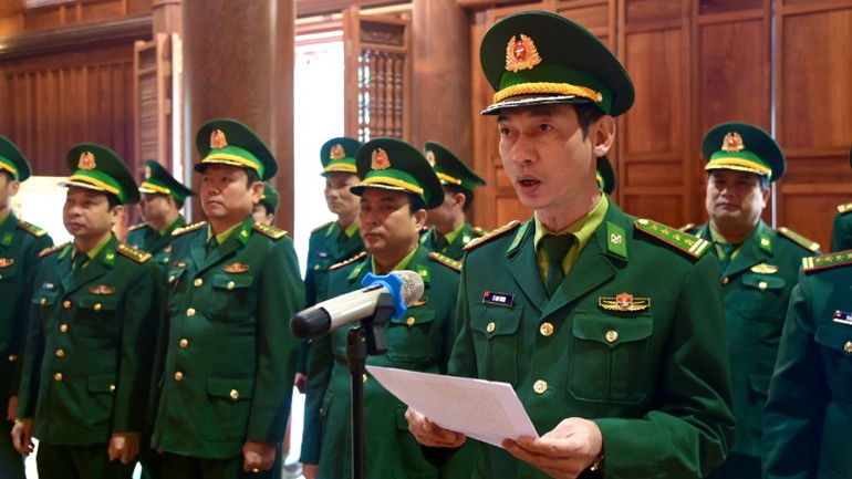 Đại tá Lê Như Cương, Bí thư Đảng ủy, Chính ủy Bộ đội Biên phòng tỉnh Nghệ An báo công lên anh linh Chủ tịch Hồ Chí Minh những thành tích nổi bật của đơn vị đạt được trong năm qua.