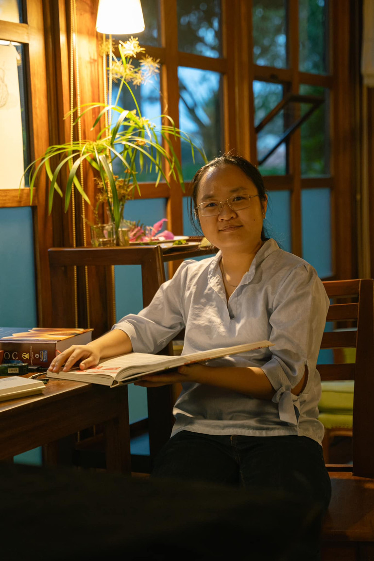 Phan Thị Thanh Nhã tốt nghiệp Thạc sĩ chuyên ngành Sinh thái học, Trường đại học Khoa học tự nhiên, Đại học Quốc gia Thành phố Hồ Chí Minh. Xuất phát điểm là nhà thực vật học, chị đã có một thời gian dài vẽ minh họa khoa học cho thực vật trước khi bước vào cộng đồng thực vật họa từ năm 2021. Phan Thị Thanh Nhã tốt nghiệp Thạc sĩ chuyên ngành Sinh thái học, Trường đại học Khoa học tự nhiên, Đại học Quốc gia Thành phố Hồ Chí Minh. Xuất phát điểm là nhà thực vật học, chị đã có một thời gian dài vẽ minh họa khoa học cho thực vật trước khi bước vào cộng đồng thực vật họa từ năm 2021.