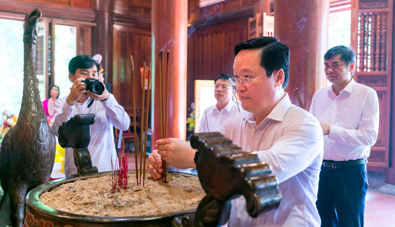 Lãnh đạo tỉnh Nghệ An dâng hương tưởng niệm Chủ tịch Hồ Chí Minh.