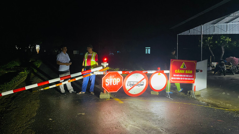 Lực lượng chức năng túc trực tại chốt barie.