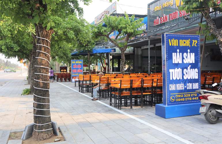 Ủy ban nhân dân thị xã Cửa Lò quy định, tất cả các nhà hàng đều phải niêm yết, công khai bảng giá các món ăn, dịch vụ.