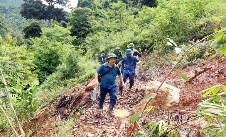 Đoàn công tác của Huyện ủy Kỳ Sơn đi kiểm tra tình hình sạt lở trên địa bàn xã Mỹ Lý. (Ảnh: TGKS)