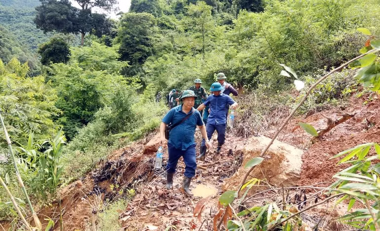 Đoàn công tác của Huyện ủy Kỳ Sơn đi kiểm tra tình hình sạt lở trên địa bàn xã Mỹ Lý. (Ảnh: TGKS)