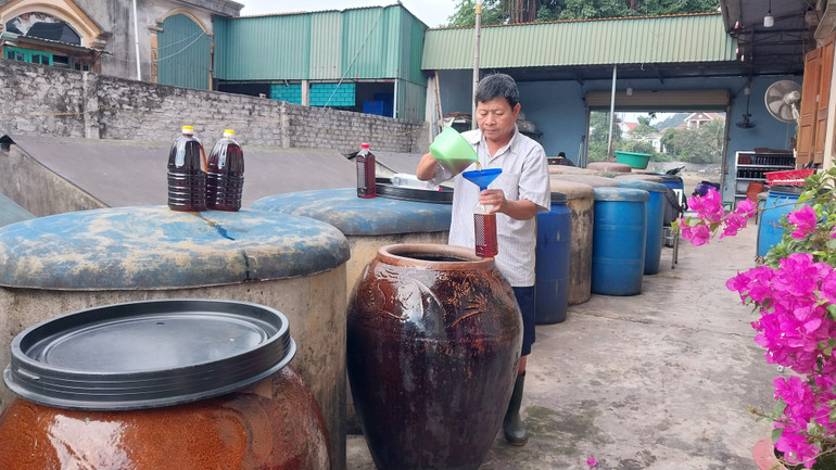 Ông Phùng Bá Huynh cho biết, nghề sản xuất nước mắm gắn bó với gia đình ông đến nay đã là đời thứ 4. Cứ đến dịp Tết là đơn hàng tăng đột biến. Khoảng chục ngày nay, mỗi ngày cơ sở này bán ra từ 400-500 lít nước mắm.