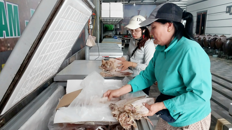 Để có được sản phẩm mực khô thơm ngon, người dân nơi đây thường xẻ mực phơi vào mùa hè, khi trời nhiều nắng. Đây là loại mực ống được ngư dân câu ở chính vùng biển địa phương.