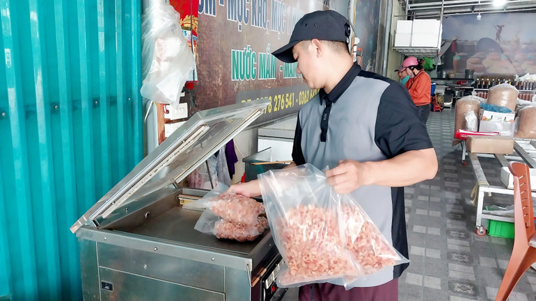 Tôm nõn, mực khô… là những mặt hàng hải sản khô hút khách mỗi dịp Tết đến.