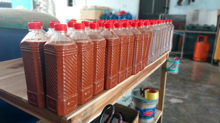 Sản phẩm mắm tôm chua và mắm tôm mặn cũng được đóng chai nhựa gọn gàng, tiện lợi và an toàn khi vận chuyển.