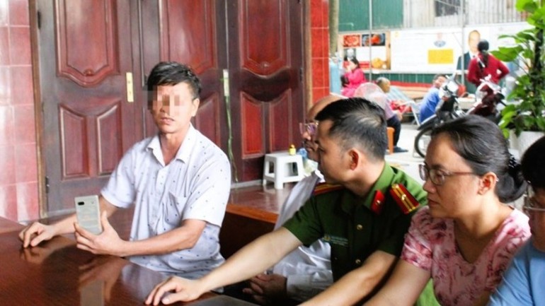 Đoàn kiểm tra liên ngành huyện Quỳnh Lưu làm việc với ông Bùi Văn Quang, khối 9, thị trấn Cầu Giát. Ảnh: quynhluu.nghean.gov.vn Đoàn kiểm tra liên ngành huyện Quỳnh Lưu làm việc với ông Bùi Văn Quang, khối 9, thị trấn Cầu Giát. Ảnh: quynhluu.nghean.gov.vn