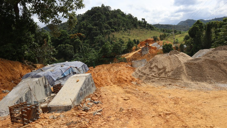 Dự án nâng cấp tuyến đường từ trung tâm xã Môn Sơn đi bản Búng, xã Môn Sơn, huyện Con Cuông đang tích cực được triển khai.