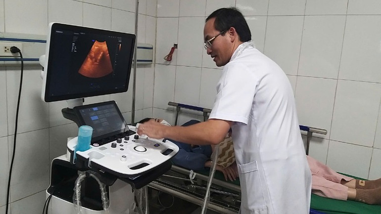 Các bác sĩ Bệnh viện Đa khoa 115 khám, điều trị cho các công nhân bị ngộ độc. (Ảnh: CTV)