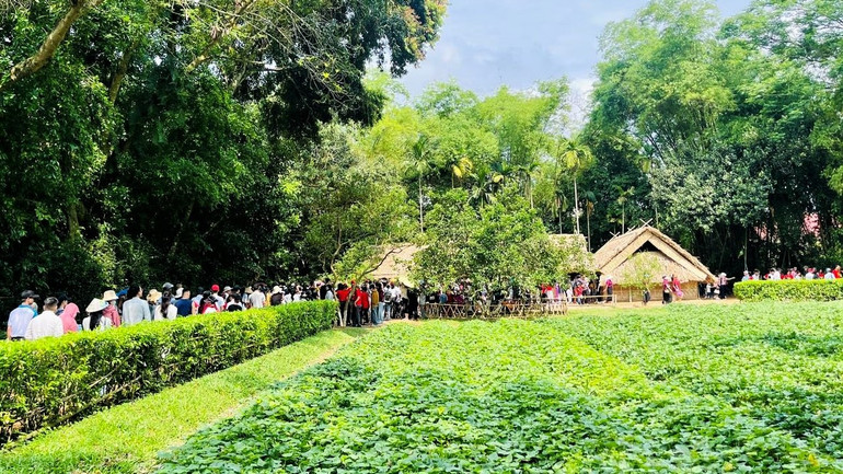 Rất đông người dân, du khách viếng thăm quê nội Làng Sen và quê ngoại làng Hoàng Trù, nơi gắn bó với những năm tháng tuổi thơ của Chủ tịch Hồ Chí Minh.