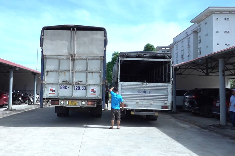 2 xe ô-tô tải các đối tượng dùng để vận chuyển xe máy trộm cắp được. 2 xe ô-tô tải các đối tượng dùng để vận chuyển xe máy trộm cắp được.