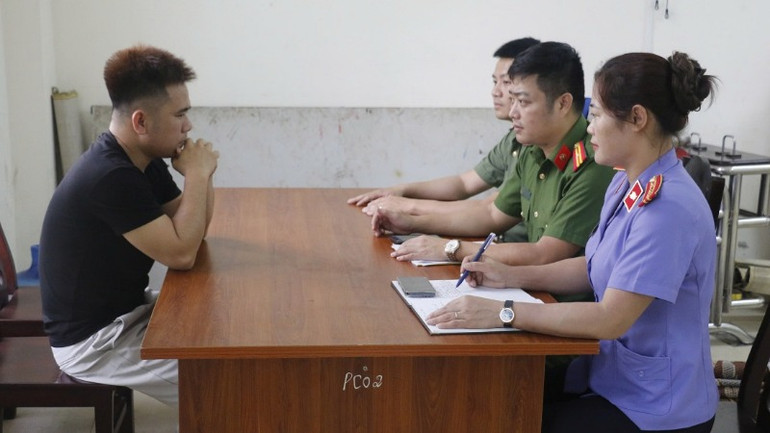 Đối tượng Đậu Trọng Giáp cầm đầu đường dây tại Việt Nam bị bắt giữ. (Ảnh: CÔNG AN NGHỆ AN)