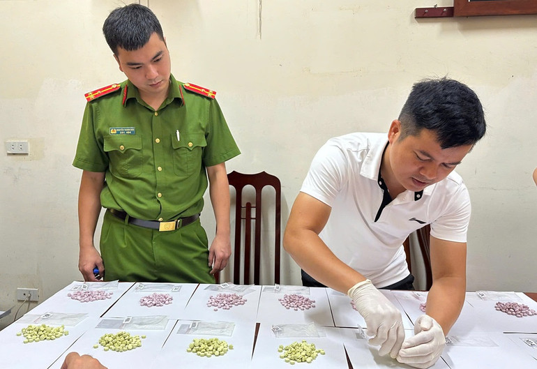 Lực lượng chức năng mở niêm phong, kiểm tra tang vật.