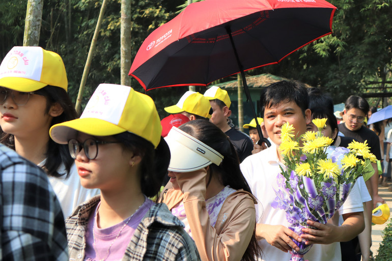 Mỗi người dân đều mang theo lòng thành kính, tự hào và bồi hồi xúc động khi về thăm quê Bác. Mỗi người dân đều mang theo lòng thành kính, tự hào và bồi hồi xúc động khi về thăm quê Bác.