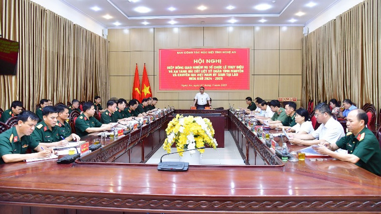 Ông Phùng Thành Vinh, Phó Chủ tịch Ủy ban nhân dân tỉnh, Trưởng Ban Công tác đặc biệt tỉnh Nghệ An chủ trì Hội nghị. (Ảnh: TRỌNG KIÊN)