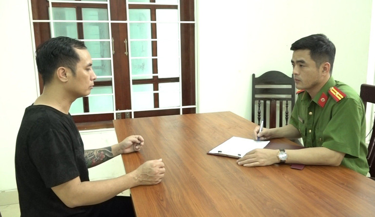 Đối tượng Nguyễn Cảnh Minh tại cơ quan công an.