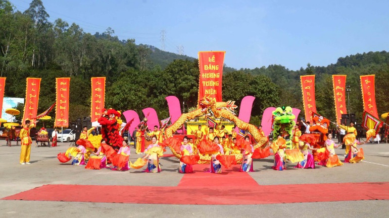 Biểu diễn múa lân - sư - rồng chào mừng Lễ hội.