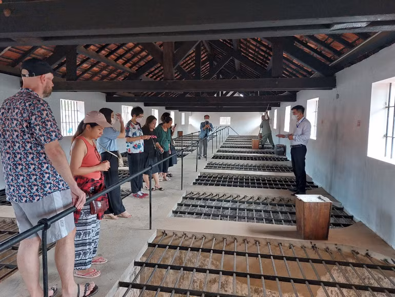 Du khách tham quan khu biệt giam Chuồng Cọp của Di tích quốc gia đặc biệt Nhà tù Côn Đảo.