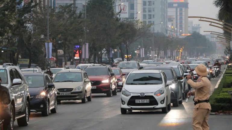 Trung bình mỗi ngày, Nghệ An có khoảng hơn 100 xe ô-tô đăng ký mới, trong đó khoảng một nửa được đăng ký tại khu vực thành phố Vinh. Hiện có 202.940 xe ô-tô mang biển số tỉnh Nghệ An.