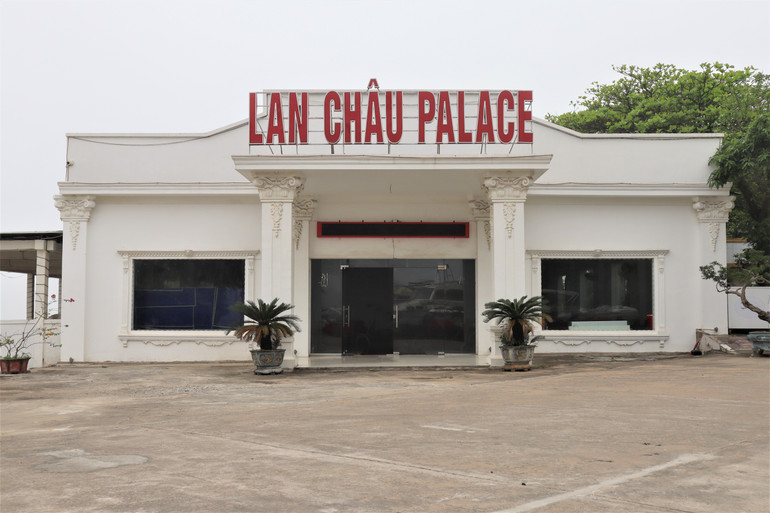 Nhà hàng dưới chân đảo Lan Châu cao 1 tầng (diện tích rộng 843,6m2), được Công ty cổ phần Song Ngư Sơn xây dựng nhưng không nằm trong quy hoạch đã phê duyệt.