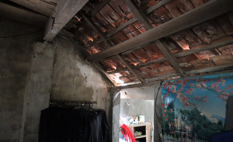 Hầu hết nhà cửa của các hộ dân cụm dân cư Hòa Lam đều hư hỏng, xuống cấp nghiêm trọng.