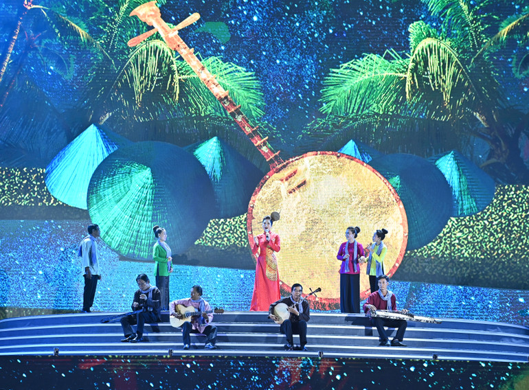 Biểu diễn đờn ca tài tử. Ảnh: ĐĂNG KHOA Biểu diễn đờn ca tài tử. Ảnh: ĐĂNG KHOA