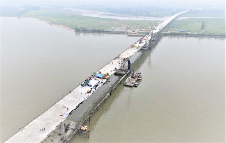 Cầu Hưng Đức bắc qua sông Lam và sông La Giang, nối 2 huyện Hưng Nguyên (Nghệ An) và Đức Thọ (Hà Tĩnh), là cầu đường bộ vượt sông dài nhất tuyến cao tốc bắc-nam.