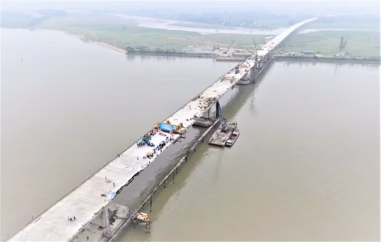 Cầu Hưng Đức bắc qua sông Lam và sông La Giang, nối 2 huyện Hưng Nguyên (Nghệ An) và Đức Thọ (Hà Tĩnh), là cầu đường bộ vượt sông dài nhất tuyến cao tốc bắc-nam. Cầu Hưng Đức bắc qua sông Lam và sông La Giang, nối 2 huyện Hưng Nguyên (Nghệ An) và Đức Thọ (Hà Tĩnh), là cầu đường bộ vượt sông dài nhất tuyến cao tốc bắc-nam.