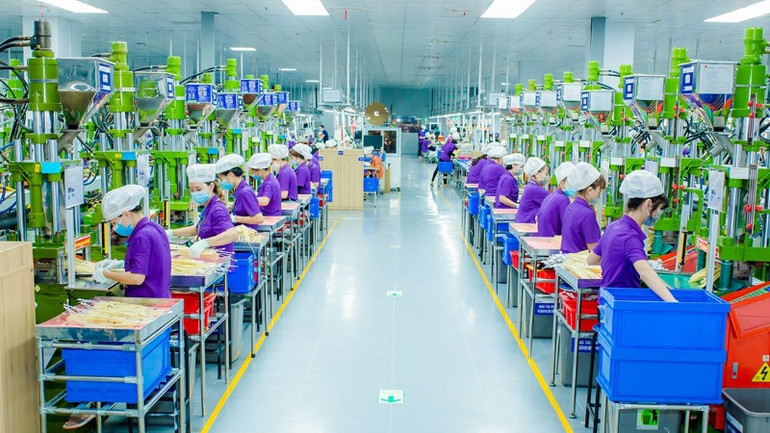 Công nhân làm việc tại Công ty trách nhiệm hữu hạn Luxshare ICT Nghệ An thuộc Khu công nghiệp VSIP Nghệ An.