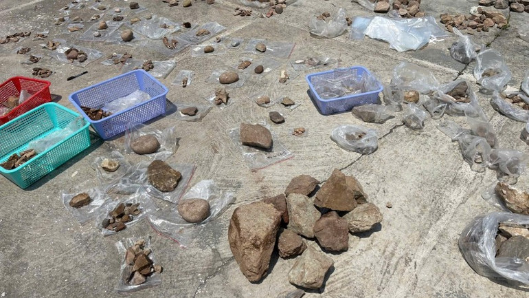 Các hiện vật được khai quật. (Ảnh: BÁ TRÀ)