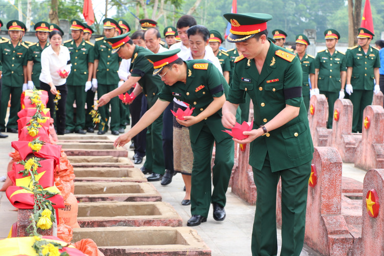 Nghi thức an táng hài cốt các Anh hùng liệt sĩ.