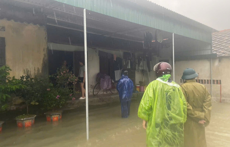 Cán bộ xã Hưng Đạo kiểm tra tình hình và nhắc nhở người dân kê cao tài sản để tránh bị thiệt hại do lũ.