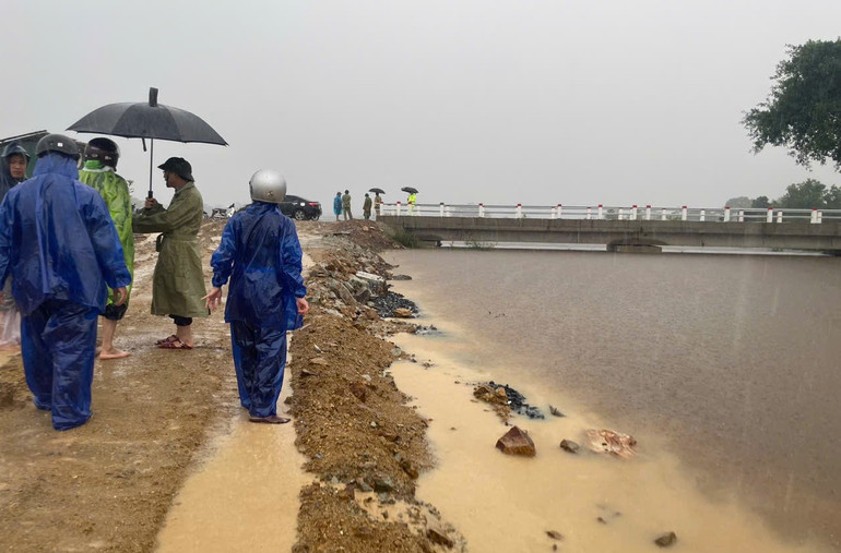 Các đơn vị liên quan kiểm tra đê bao Hưng Đạo.