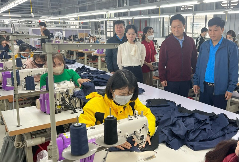 Lãnh đạo Liên đoàn lao động huyện Thanh Chương có mặt tại nhà máy sản xuất để nắm bắt tình hình thực tế.