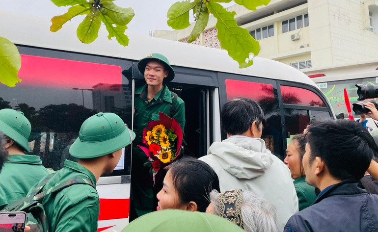 Các thanh niên phấn khởi lên đường làm nghĩa vụ quân sự.