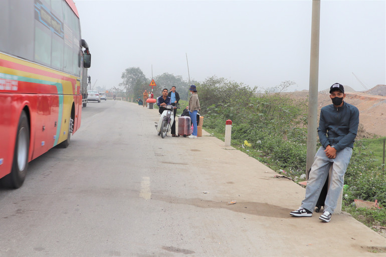 Trên tuyến đường tránh thành phố Vinh, đâu đâu cũng thấy người dân ra đứng chờ đón xe.