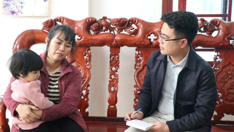 Chị Phạm Thị Thủy (vợ anh Cương) cầu mong chồng mình được một tàu nào đó phát hiện. Chị Phạm Thị Thủy (vợ anh Cương) cầu mong chồng mình được một tàu nào đó phát hiện.