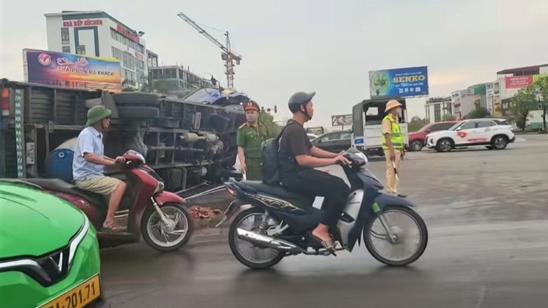 Lực lượng chức năng nhanh chóng có mặt tại hiện trường vụ tai nạn. (Ảnh cắt từ video clip)