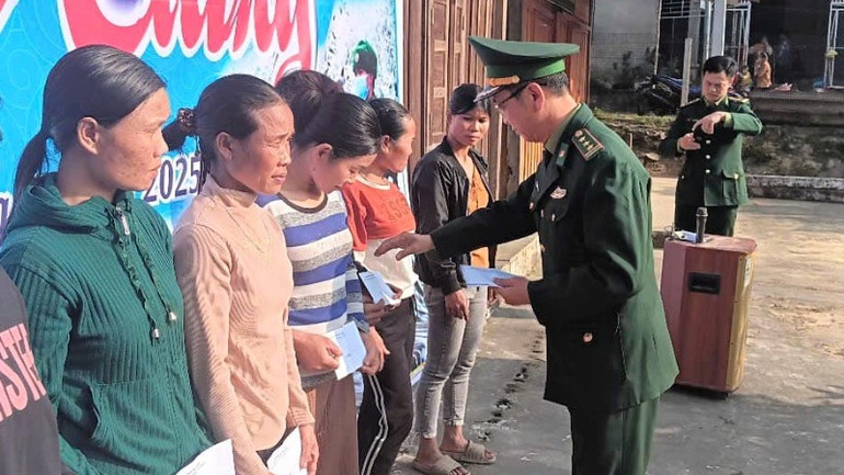 Đồn Biên phòng Châu Khê phối hợp Trường THPT Đô Lương 1 và xã Châu Khê (huyện Con Cuông) tổ chức Chương trình “Xuân Biên cương”. Có 60 suất quà được trao tặng cho hộ nghèo ở bản Khe Bu, mỗi suất trị giá 500 nghìn đồng. Đồn Biên phòng Châu Khê cũng trao tặng nhiều suất quà cho các em học sinh trên địa bàn... Đồn Biên phòng Châu Khê phối hợp Trường THPT Đô Lương 1 và xã Châu Khê (huyện Con Cuông) tổ chức Chương trình “Xuân Biên cương”. Có 60 suất quà được trao tặng cho hộ nghèo ở bản Khe Bu, mỗi suất trị giá 500 nghìn đồng. Đồn Biên phòng Châu Khê cũng trao tặng nhiều suất quà cho các em học sinh trên địa bàn...