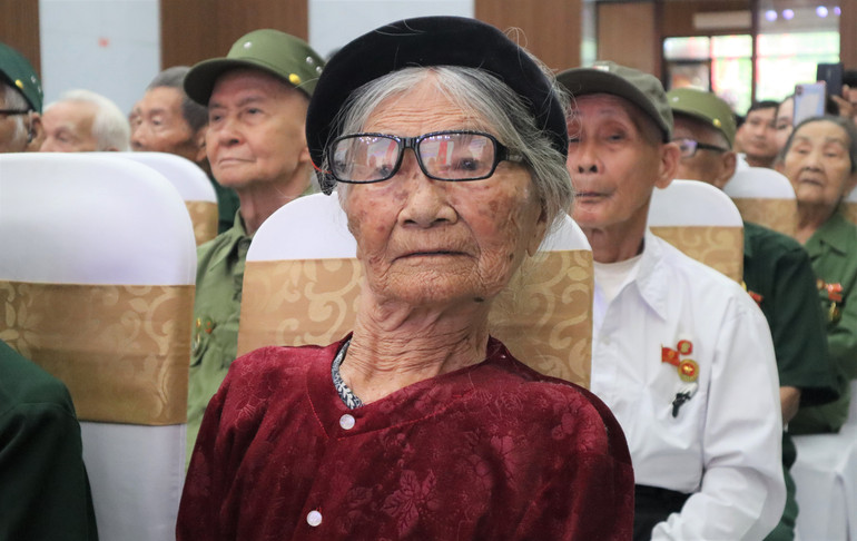 Cụ bà Phạm Thị Căn (sinh năm 1936, ở xã Quỳnh Bá, huyện Quỳnh Lưu) tham gia đoàn gánh gạo ra chiến trường, phục vụ Chiến dịch Điện Biên Phủ.