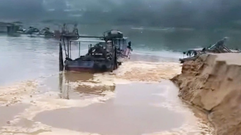 Hoạt động khai thác cát lòng sông ở xã Đồng Văn, Thanh Chương. (Ảnh cắt từ video)