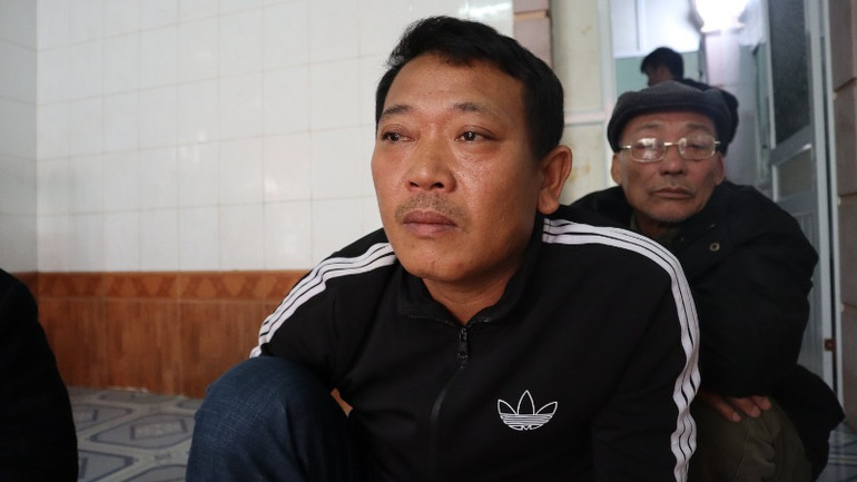 Ông Lê Văn Thân (bố của anh Lê Tuấn Anh) thất thần ngóng chờ tin con. Ông Lê Văn Thân (bố của anh Lê Tuấn Anh) thất thần ngóng chờ tin con.