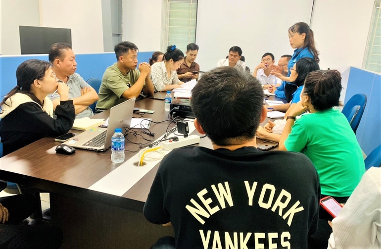 Phiên họp thương lượng giữa đoàn giải quyết đình công với lãnh đạo Công ty trách nhiệm hữu hạn điện tử BSE Việt Nam để giải quyết các kiến nghị của công nhân lao động vào chiều 25/4. Phiên họp thương lượng giữa đoàn giải quyết đình công với lãnh đạo Công ty trách nhiệm hữu hạn điện tử BSE Việt Nam để giải quyết các kiến nghị của công nhân lao động vào chiều 25/4.