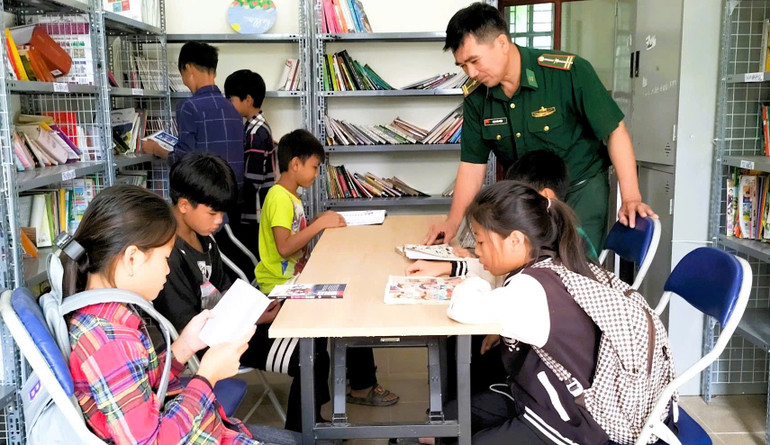 Ở mô hình “Đồng hành cùng ký túc xá vùng biên”, các học sinh sẽ được duy trì chế độ sinh hoạt theo nền nếp quân đội, dưới dự hướng dẫn của cán bộ tổ công tác Đồn Biên phòng.